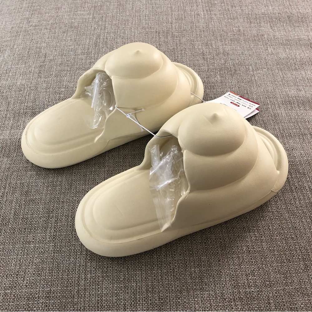 Women’s Cloud Slippers Slides Sandals Women’s Size US 9-10 Cream